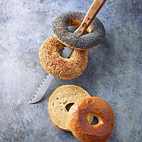 Die kleinporige Krume der Bagels ist von einer zarten Kruste umgeben.