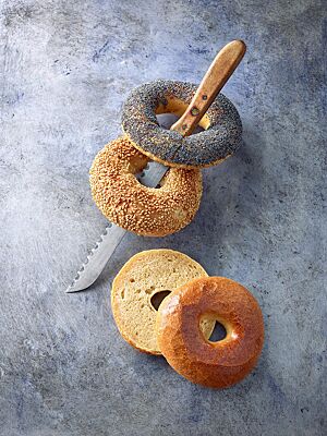Die kleinporige Krume der Bagels ist von einer zarten Kruste umgeben.