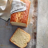 Das Sandwichbrot im Anschnitt zeigt die wattige, faserige Krume.