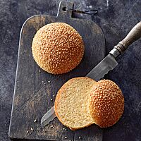 Die in Sesam gewälzten Hamburgerbrötchen haben eine luftig-lockere, feinporige Krume.