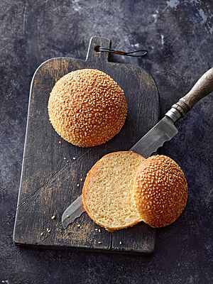 Die in Sesam gewälzten Hamburgerbrötchen haben eine luftig-lockere, feinporige Krume.