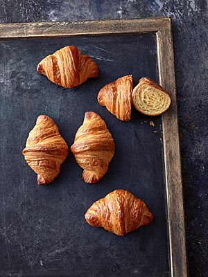 Die butterigen Croissants haben eine luftig-lockere, wabenförmige Krume.