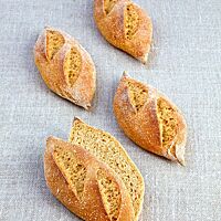 Die goldgelb ausgebackenen Amarantkipferl haben eine rustikale Oberfläche und eine gelblich gefärbte, lockere Krume.