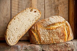 Das Toskanische Brot ohne Salz hat eine lockere, elastische Krume.