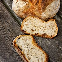 Zwei Scheiben des Weizensauerteigbrotes zeigen die mittelporige, luftig-lockere Krume.