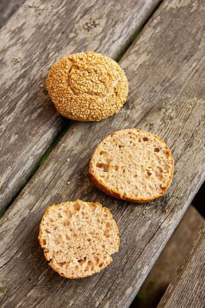 Im Anschnitt zeigt sich die lockere, klein- bis mittelporige Krume der knusprigen Burger Buns.