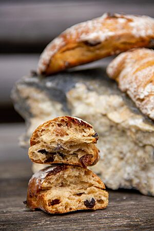 Die Joghurt-Früchte-Brötli haben eine lockere, elastische Krume und eine knusprige, goldgelb ausgebackene Kruste.