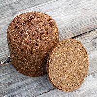 Im Anschnitt zeigt das Rheinische Schwarzbrot mit Altbrot das Roggenschrot in der dichten Krume.