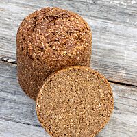 Das Rheinische Schwarzbrot mit Altbrot hat eine kräftig ausgebackene, glatte Kruste und eine dichte, feinporige Krume.