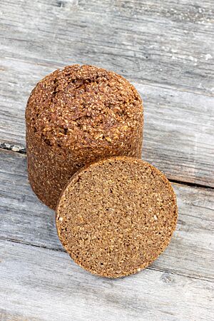 Das Rheinische Schwarzbrot mit Altbrot hat eine kräftig ausgebackene, glatte Kruste und eine dichte, feinporige Krume.