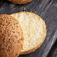 Ein aufgeschnittener Burger Bun zeigt die wattig-weiche Krume.