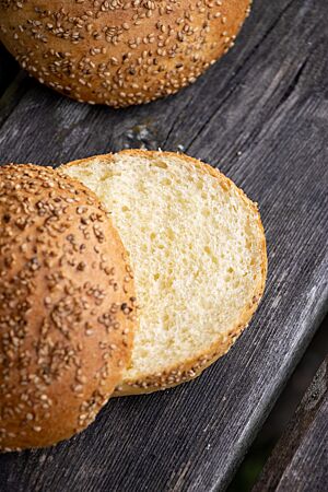 Ein aufgeschnittener Burger Bun zeigt die wattig-weiche Krume.