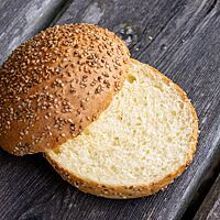 Im Anschnitt zeigt der Burger Bun seine kleinporige, weiche Krume.