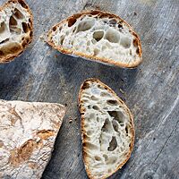 Im Anschnitt zeigt das Ciabatta seine grobporige, lockere Krume.