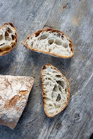 Im Anschnitt zeigt das Ciabatta seine grobporige, lockere Krume.