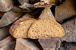 Im Anschnitt zeigt das kleinporige Dinkelbrot seine lockere, elastische und saftige Krume.