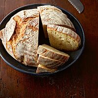 Das Kartoffelbrot hat eine wattige, hellgelbe Krume mit mittlerer Porung und eine knusprige, rustikale Kruste.