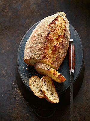 Der Brotlaib des Bâtard ist oval mit spitzen Enden und hat eine grobporige, elastische Krume.