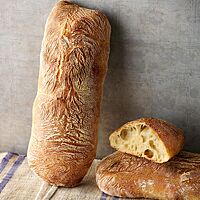 Das Ciabatta hat eine dünne, goldbraun ausgebackene Kruste und eine grobporige, lockere Krume.