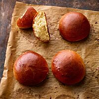 Die runden Milchbrötchen haben eine stark glänzende, goldbraun ausgebackene Kruste und eine wattige, elastische Krume.