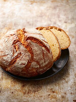 Das Sonntagsbrot hat eine kleinporige, weiche Krume und kräftig ausgebackene, rustikal aufgerissene Kruste.