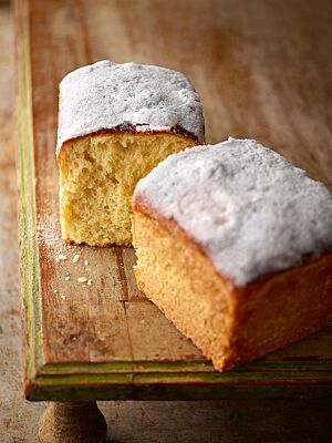 Die in einer Kastenform gebackene Dinkelbrioche hat eine gelblich gefärbte, wattige Krume und eine dünne Kruste, die dick mit Puderzucker bestreut ist.