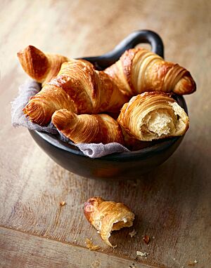 Die Butterhörnchen sind glänzende, blättrige Croissants, die goldbraun ausgebacken wurden.
