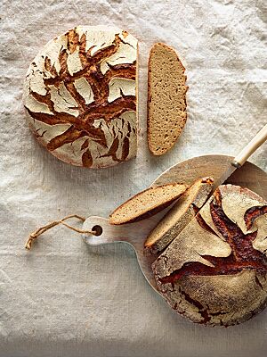 Sowohl das Roggenmischbrot mit Dinkel (unten) als auch das Roggenmischbrot (oben) haben eine kräftig ausgebackene, rustikal aufgerissene Kruste und eine helle, kleinporige Krume.