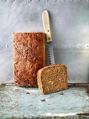 Das in einer Kastenform gebackene Saatenbrot hat eine glänzende, mehrfach diagonal eingeschnittene Oberfläche und eine kleinporige, von Saaten durchzogene Krume.