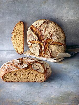 Das Dinkel-Buttermilch-Brot (oben) und das Dinkelmischbrot (unten) haben eine goldgelbe, elastische Krume mit unregelmäßiger Porung und eine rustikal aufgerissene, knusprig ausgebackene Kruste.