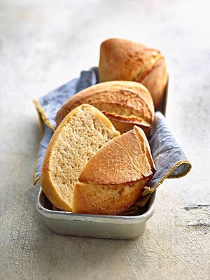 Die eckigen, diagonal eingeschnittenen Frühstücksbrötchen mit goldgelb ausgebackener Kruste haben eine kleinporige, lockere Krume.