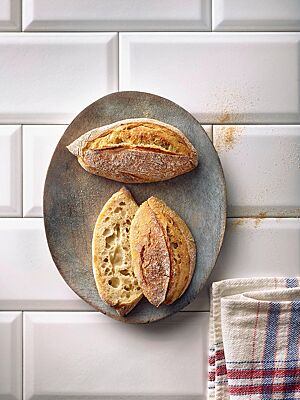 Die länglichen, goldgelb ausgebackenen Kipfe mit spitz zulaufenden Enden haben eine grobporige, helle Krume.