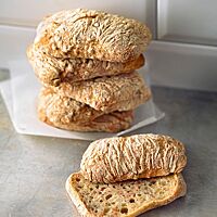 Die mittelporige, von ganzen Weizenkörnern durchzogene helle Krume der Kernigen Semmeln ist von einer bemehlten, goldgelb ausgebackenen Kruste umgeben.