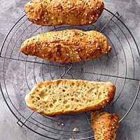 Die länglichen, unregelmäßig geformten Seelen haben eine goldgelb bis goldbraun ausgebackene, glatte Kruste und eine helle, mittelporige Krume.