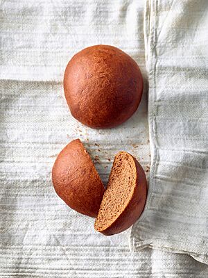 Die runden Schokobrötchen haben eine goldbraun ausgebackene, feine Kruste mit glatter, glänzender Oberfläche und eine feinporige, braun gefärbte Krume.