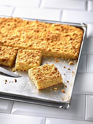 Der goldgelb ausgebackene Streuselkuchen mit dicker Streuselschicht hat eine feinporige, saftigen Krume.