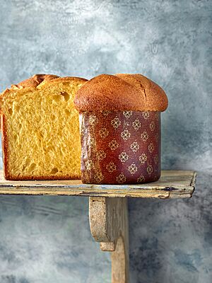 Die in einer Panettone-Papierform gebackene Brioche hat eine goldgelbe, fluffige Krume und eine glatte, goldbraun ausgebackene Kruste.