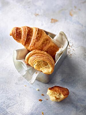 Die goldbraun ausgebackenen Croissants mit glänzender Oberfläche haben eine helle, wattige Krume.