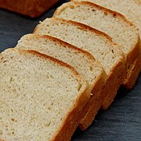 Die helle, elastische Krume des Toastbrotes ist umgeben von einer feinen, goldbraun ausgebackenen Kruste.