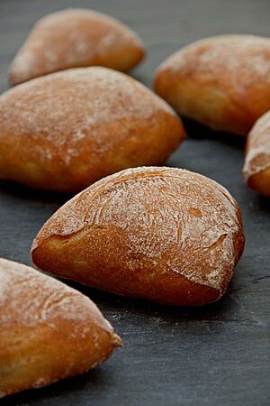 Die eckigen Weizenbrötchen haben eine feine, hellbraun ausgebackene und leicht bemehlte Kruste.