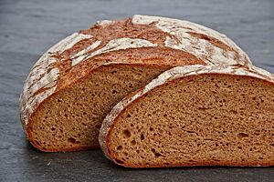 Das Urkornbrot hat eine bemehlte Kruste und eine saftige, kleinporige Krume.