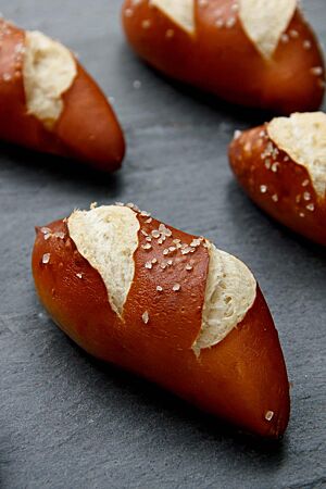 Die länglichen Laugenbrötchen haben eine feine, mit Salz bestreute Kruste.