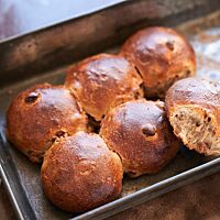 Der goldbraun ausgebackene Stuck besteht aus sechs in zwei Dreierreihen aneinandergebackenen Brötchen mit glatter, glänzender Kruste und Korinthen in der weichen, saftigen Krume.