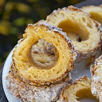 Im Anschnitt zeigt sich die Krume des daumendick geschnittenen Skalický Trdelník kleinporig und locker.