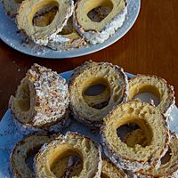 Die Krume des Skalický Trdelník ist feinporig, die des Sauerteigtrdelník klein- bis mittelporig.