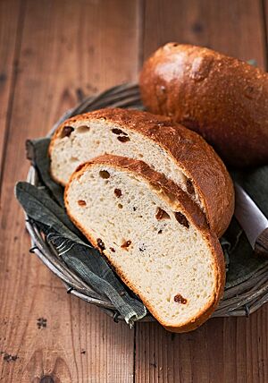 Das Steirische Osterbrot hat eine feinporige, elastische Krume, umgeben von einer glänzenden, glatten Kruste.