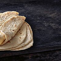Die großen, dünnen, mit Sauerteig gelockerten Lawash-Fladenbrote sind hell ausgebacken mit einigen braunen Stellen.