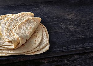 Die großen, dünnen, mit Sauerteig gelockerten Lawash-Fladenbrote sind hell ausgebacken mit einigen braunen Stellen.