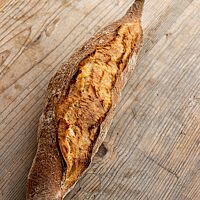 Das Dinkelbaguette hat eine kräftig ausgebackene, dunkle Kruste.