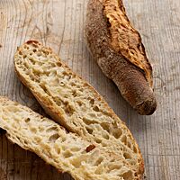 Die Dinkelbaguettes haben eine saftige, lockere Krume.